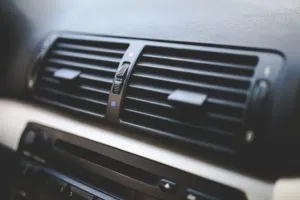 Jak działa klimatyzacja w samochodzie i jak o nią dbać?